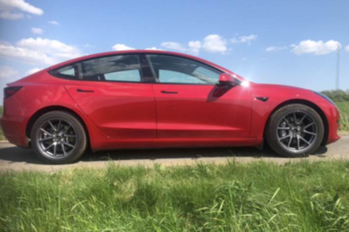 Rød Tesla Model 3 fra 2021