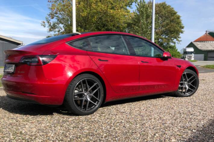 Rød Tesla Model 3 fra 2021