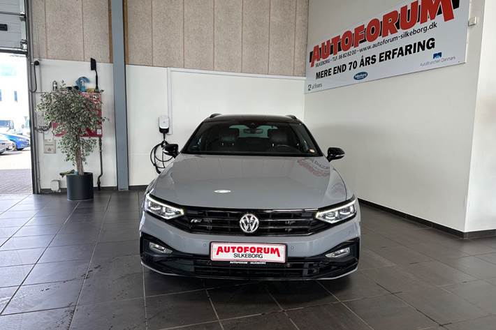 Grå VW Passat fra 2020