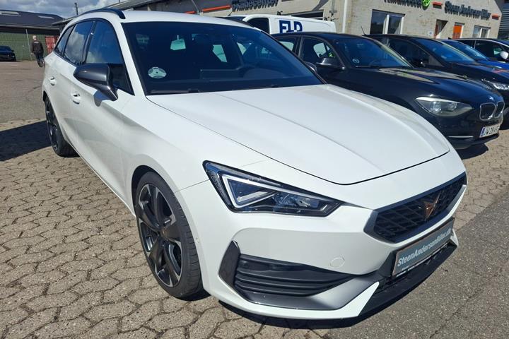 Hvid Cupra Leon fra 2023 set udefra