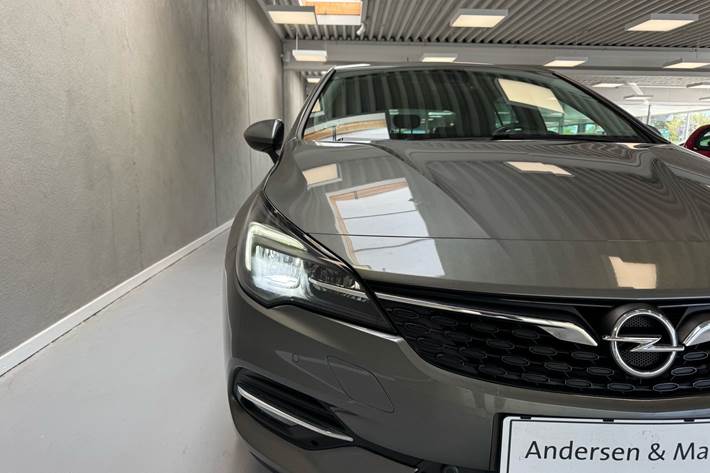 Grå Opel Astra fra 2020