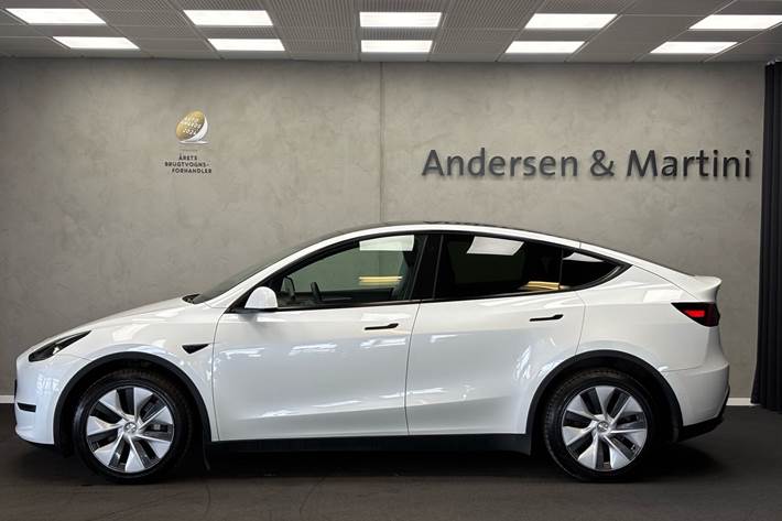 Hvid Tesla Model Y fra 2022