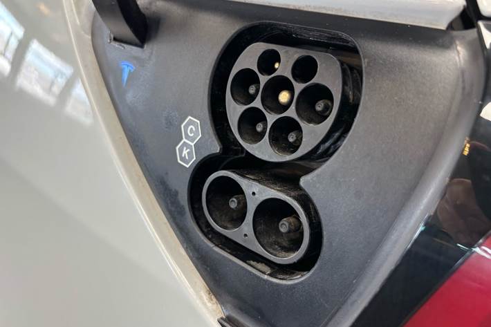 Hvid Tesla Model Y fra 2022