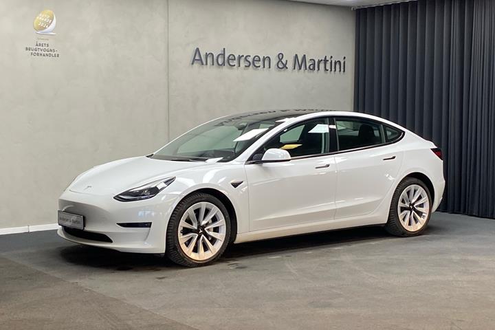 Hvid Tesla Model 3 fra 2022 set udefra