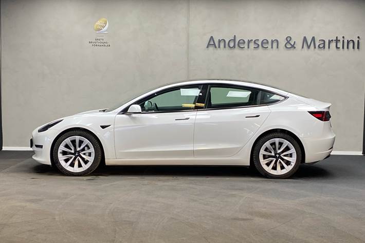 Hvid Tesla Model 3 fra 2022