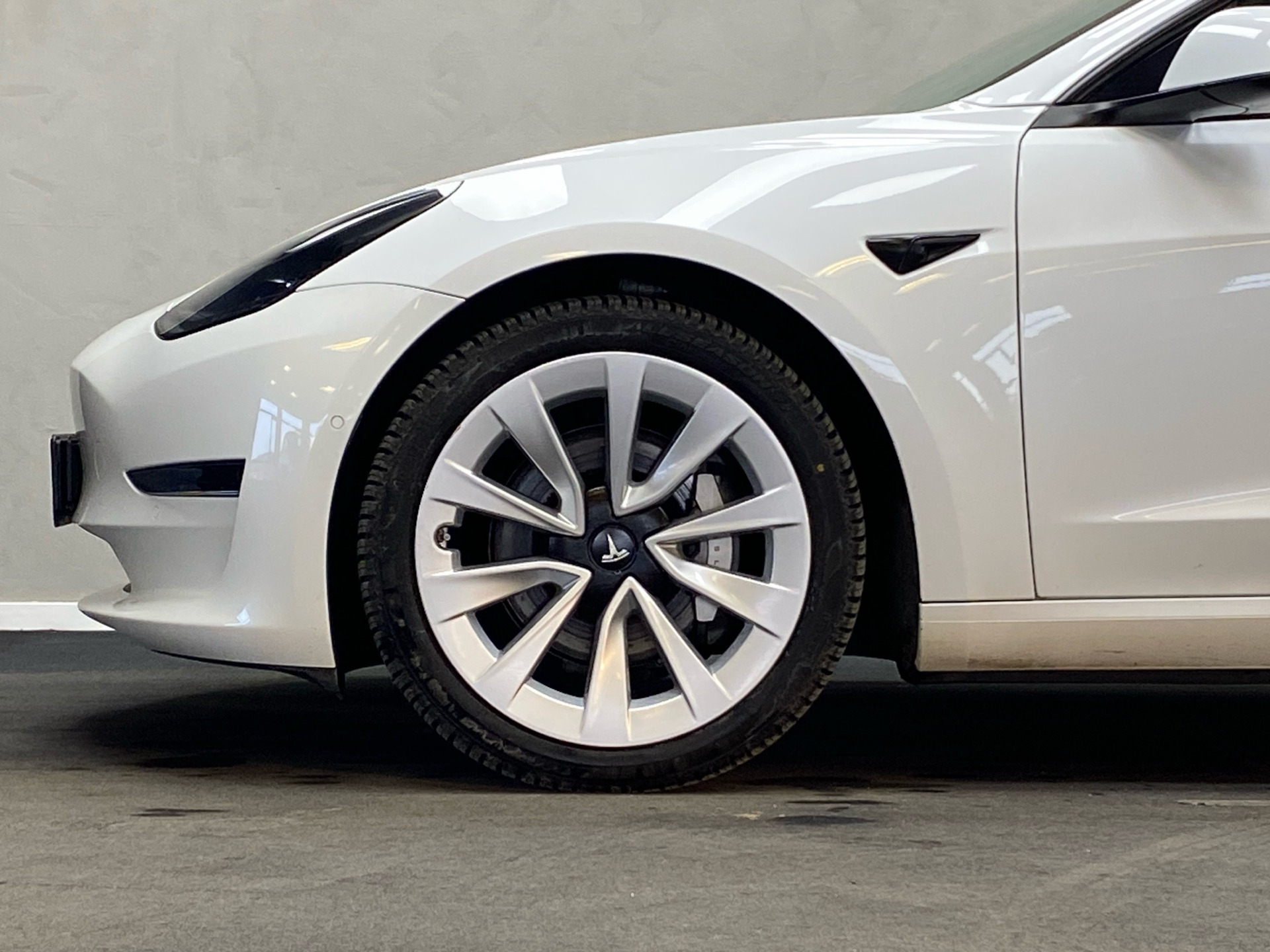 Hvid Tesla Model 3 fra 2022