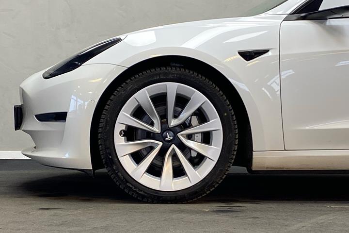 Hvid Tesla Model 3 fra 2022