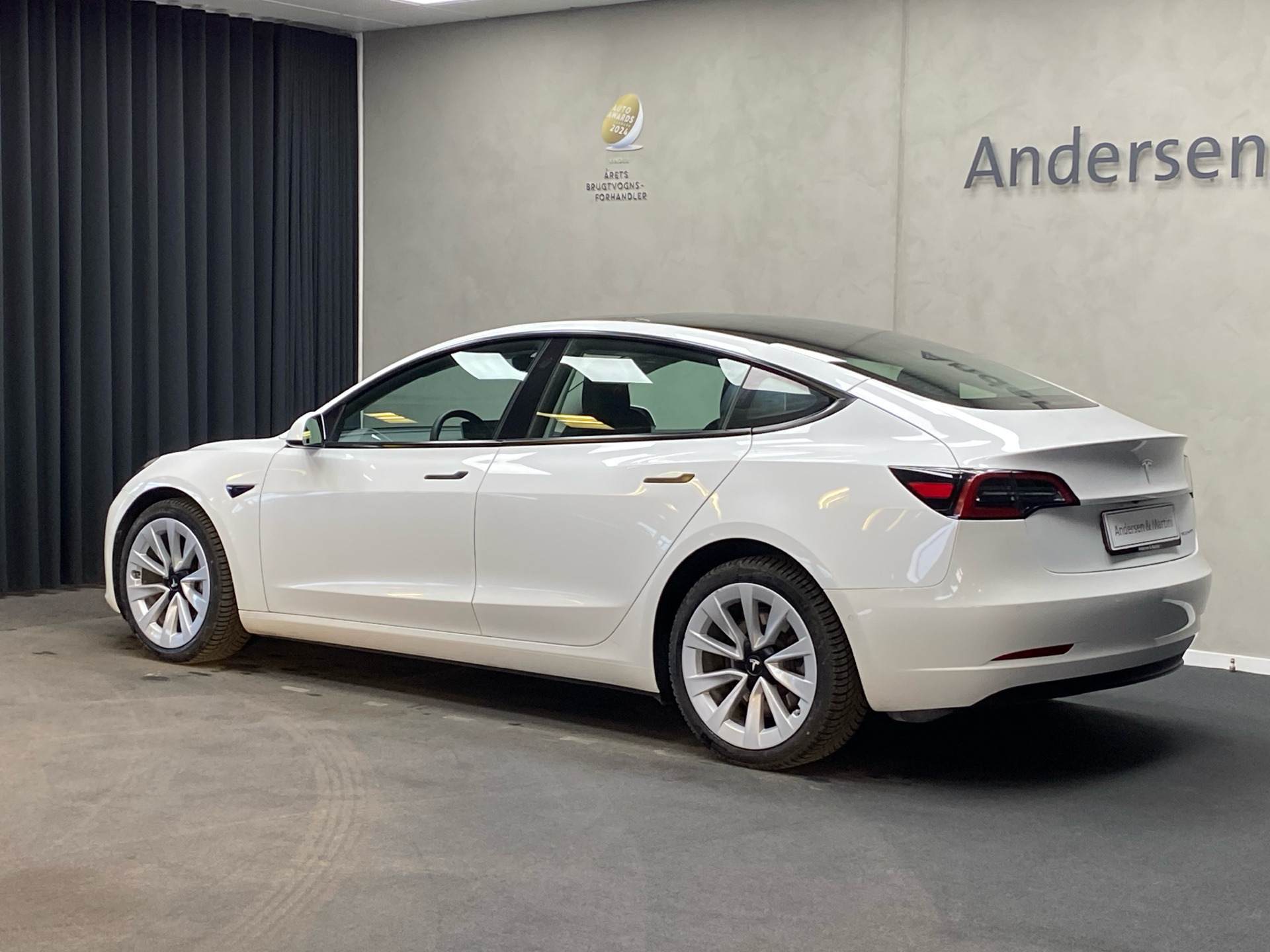 Hvid Tesla Model 3 fra 2022
