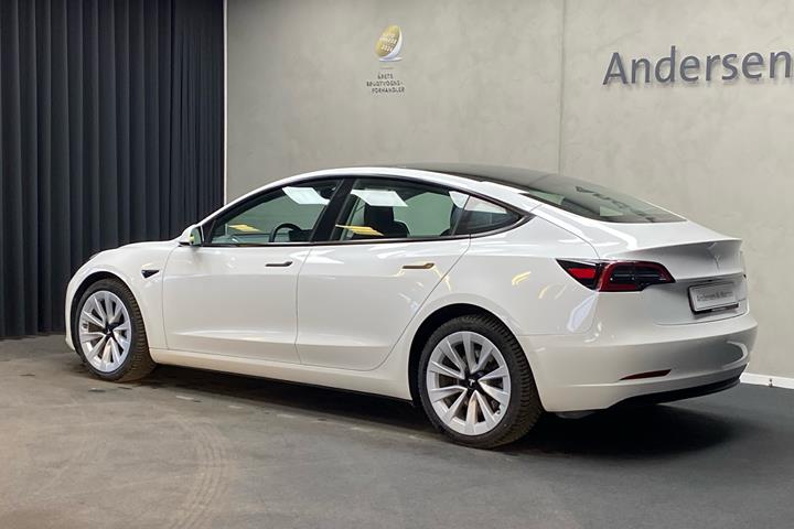 Hvid Tesla Model 3 fra 2022