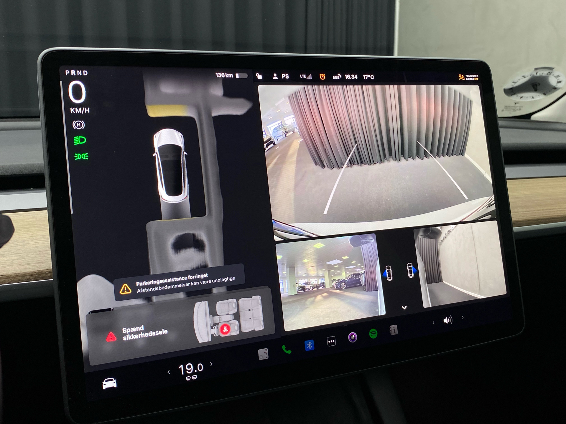 Hvid Tesla Model 3 fra 2022
