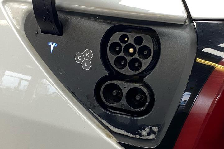 Hvid Tesla Model 3 fra 2022