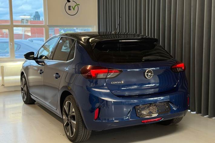 Blå Opel Corsa-e fra 2021