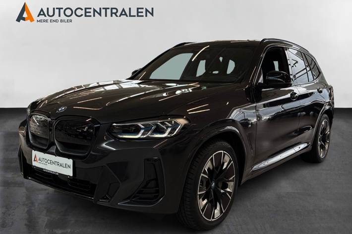 Grå BMW iX3 fra 2022 set udefra