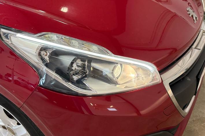 Rød Peugeot 208 fra 2016