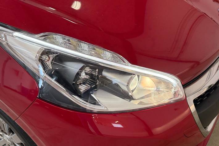 Rød Peugeot 208 fra 2018