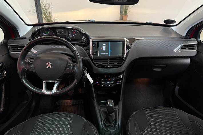 Rød Peugeot 208 fra 2018