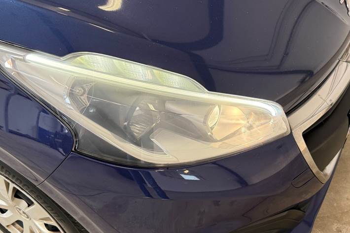 Blå Peugeot 208 fra 2018