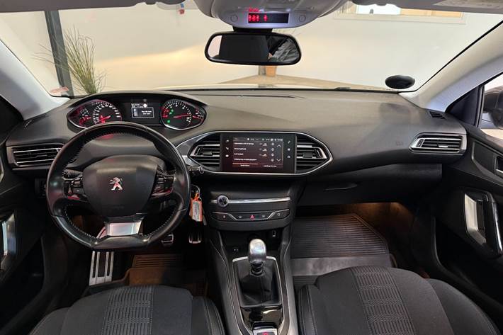Grå Peugeot 308 fra 2019