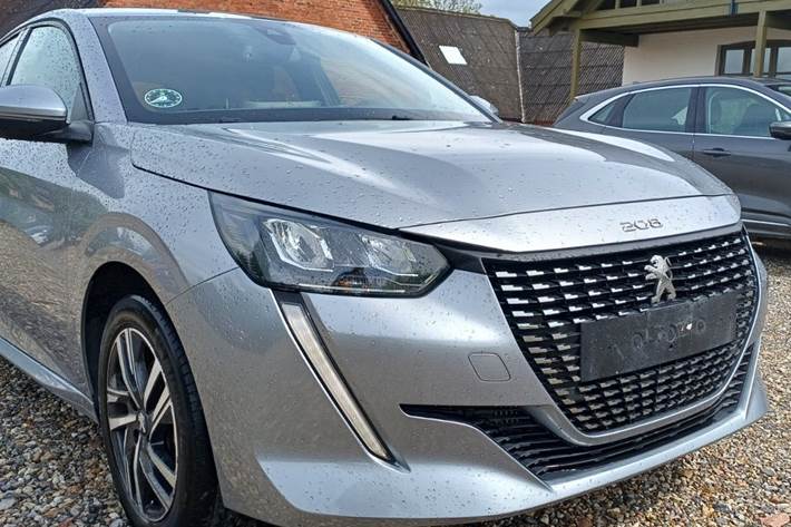 Grå Peugeot 208 fra 2022 set udefra