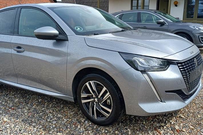 Grå Peugeot 208 fra 2022 set udefra