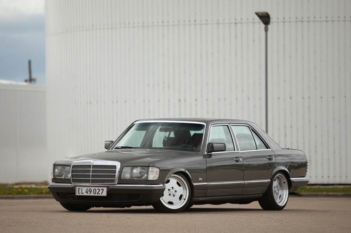 Grå Mercedes 280 SE fra 1981 set udefra
