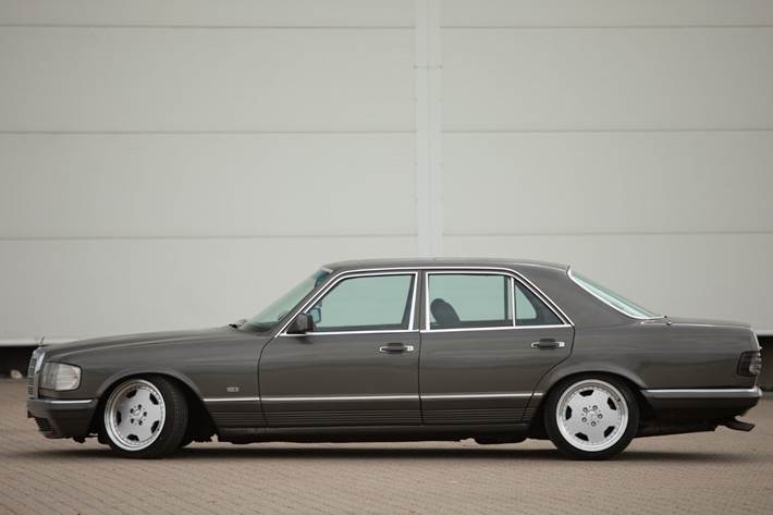Grå Mercedes 280 SE fra 1981 set udefra