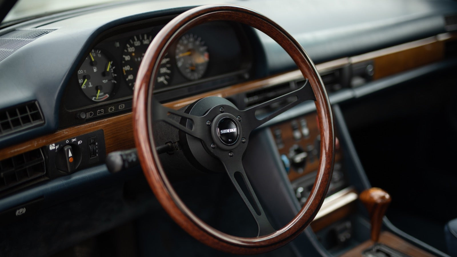Grå Mercedes 280 SE fra 1981 set indefra
