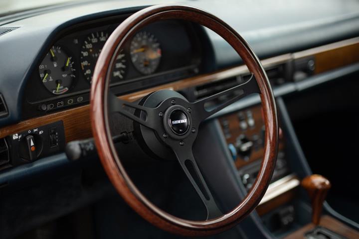 Grå Mercedes 280 SE fra 1981 set indefra