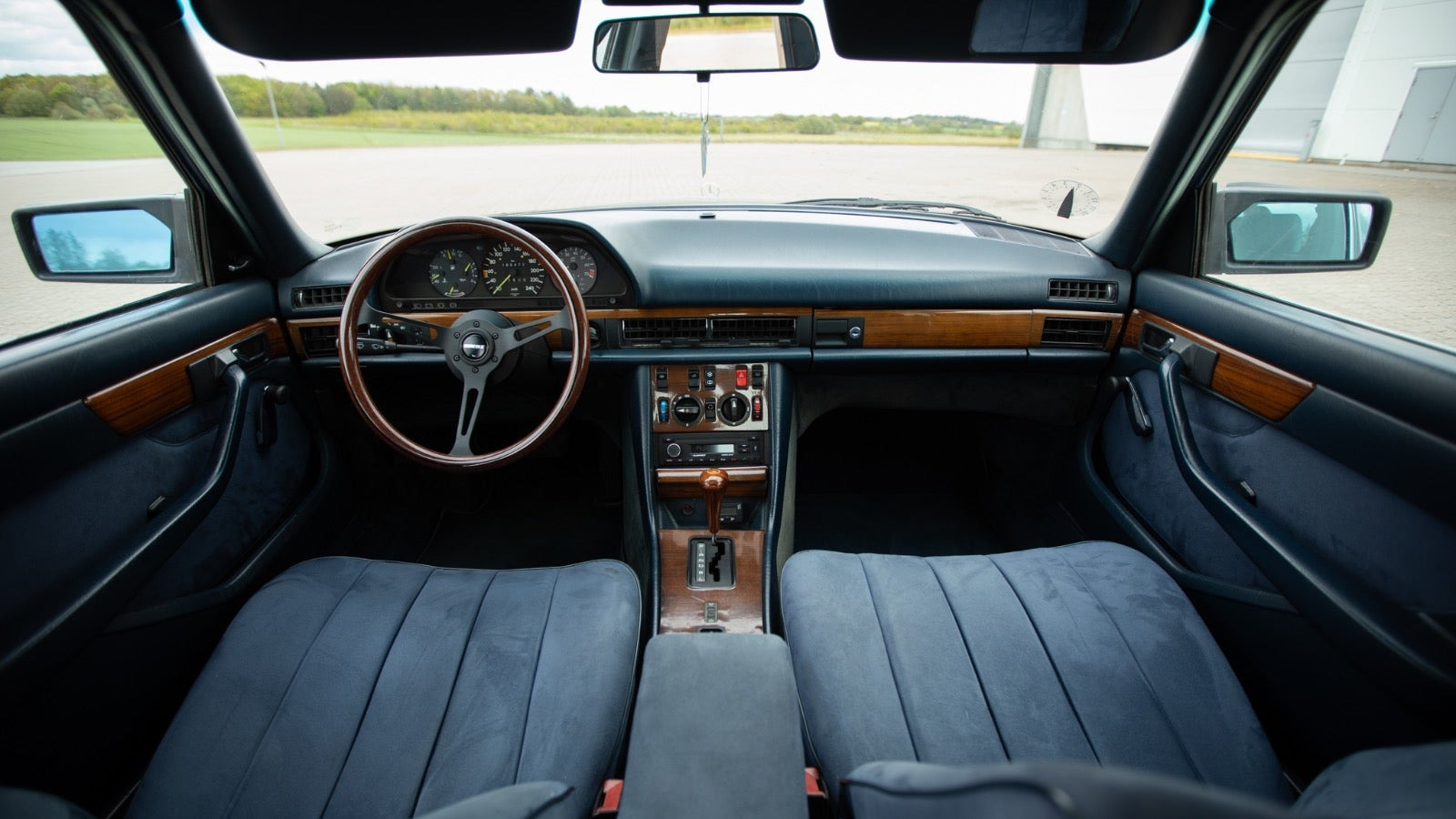 Grå Mercedes 280 SE fra 1981 set indefra