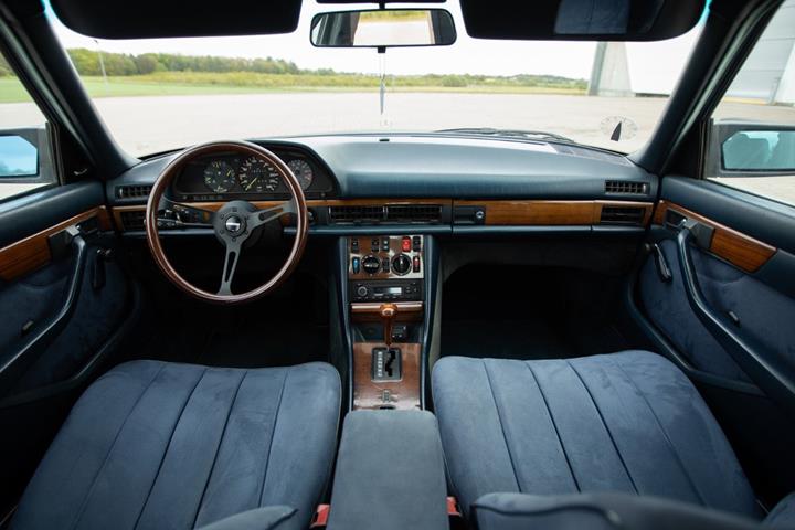 Grå Mercedes 280 SE fra 1981 set indefra