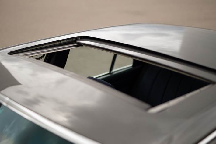 Grå Mercedes 280 SE fra 1981 set udefra