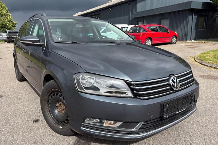 Sort VW Passat fra 2013 set udefra