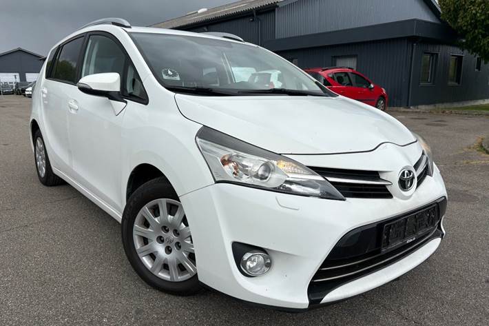 Hvid Toyota Sportsvan fra 2016