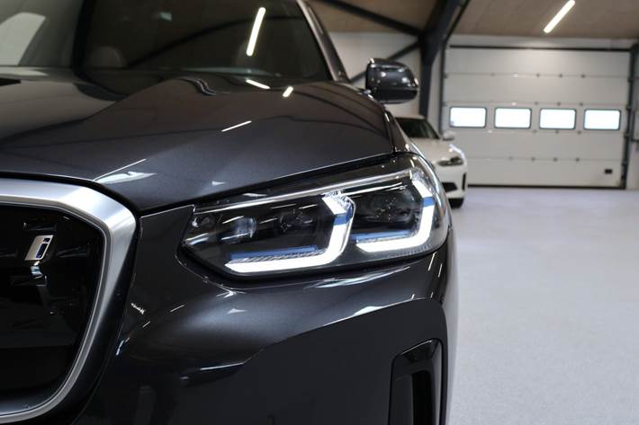 Grå BMW iX3 fra 2022