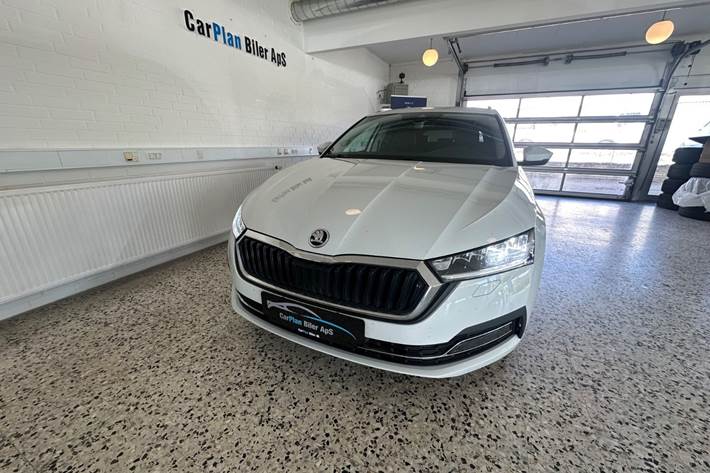 Hvid Skoda Octavia fra 2021
