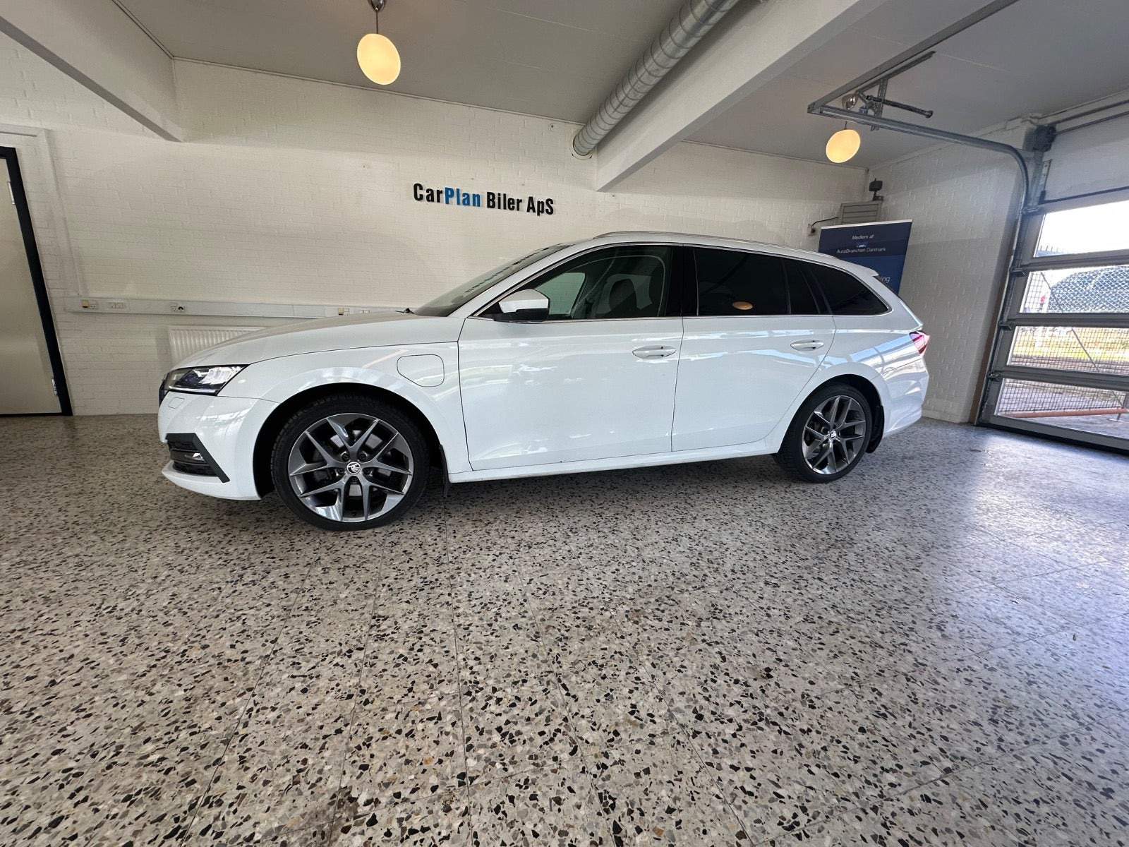 Hvid Skoda Octavia fra 2021