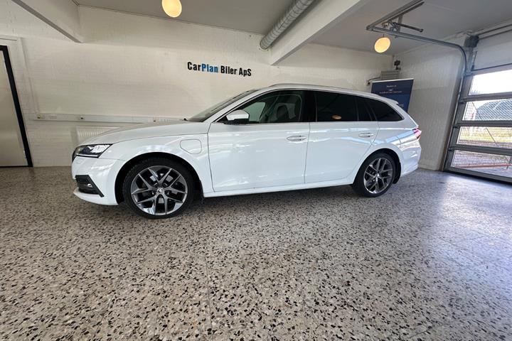 Hvid Skoda Octavia fra 2021