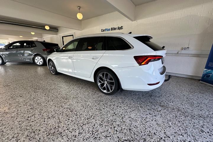 Hvid Skoda Octavia fra 2021