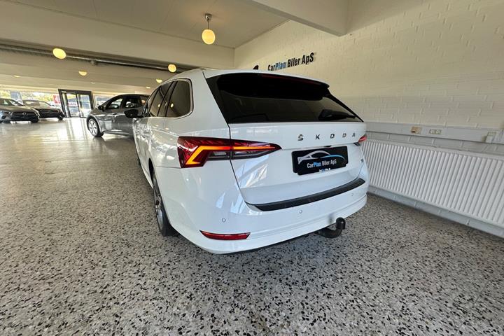 Hvid Skoda Octavia fra 2021