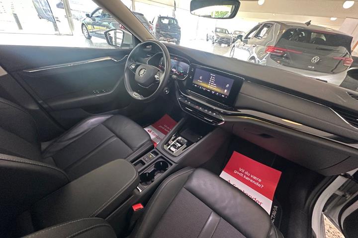 Hvid Skoda Octavia fra 2021