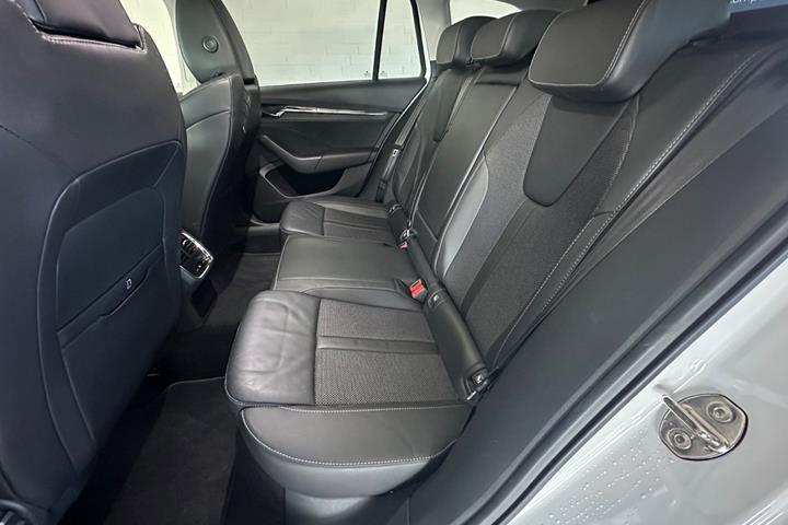 Hvid Skoda Octavia fra 2021