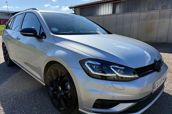 Grå VW Golf VII fra 2019
