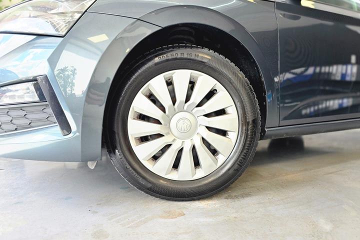 Grå Skoda Scala fra 2021