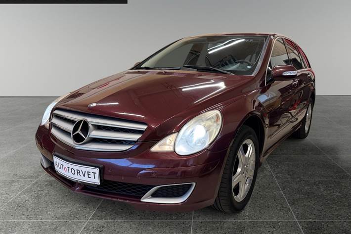 Rød Mercedes R320 fra 2007 set udefra
