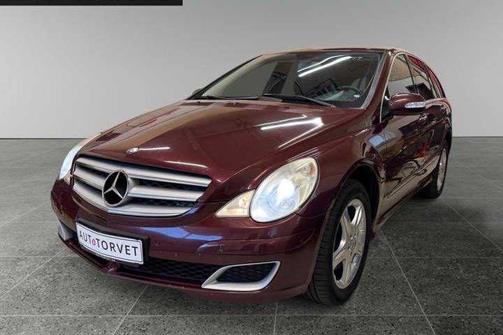 Rød Mercedes R320 fra 2007 set udefra
