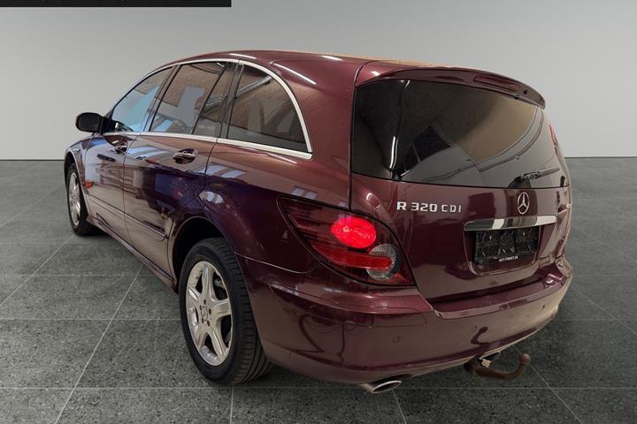 Rød Mercedes R320 fra 2007