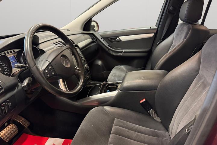 Rød Mercedes R320 fra 2007
