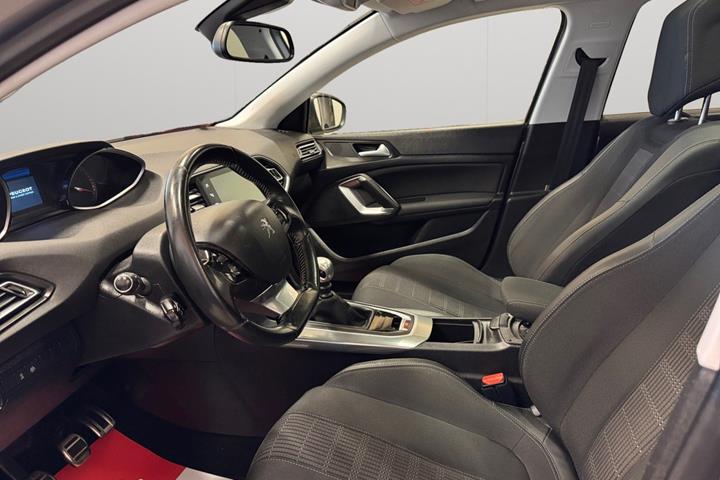 Grå Peugeot 308 fra 2020