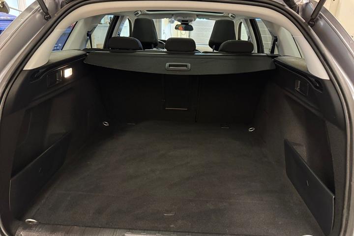 Grå Peugeot 308 fra 2020