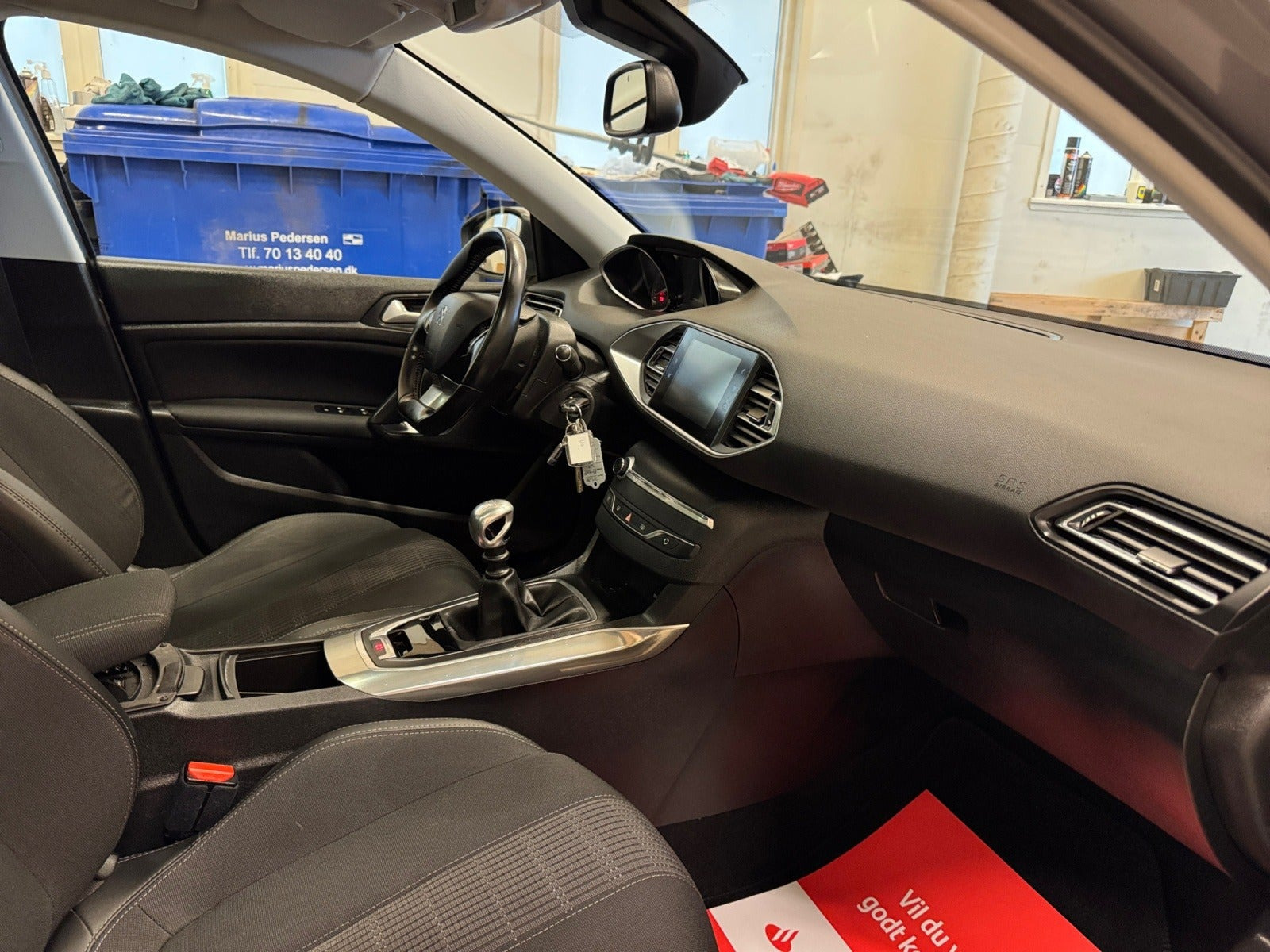 Grå Peugeot 308 fra 2020